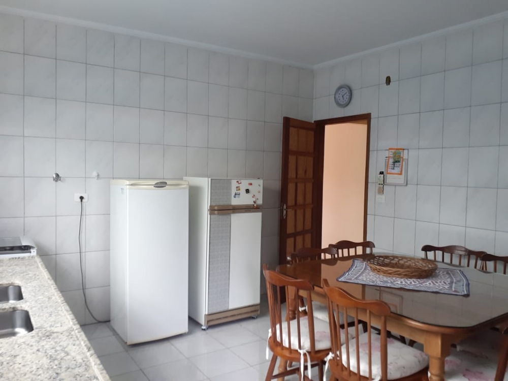 Casa com 03 dormitórios e edic